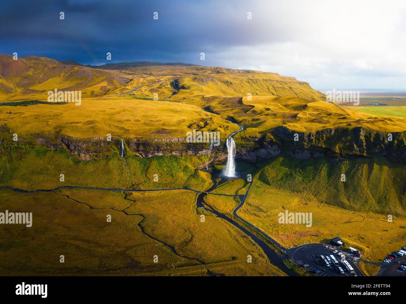 Vista aérea de la cascada Seljalandsfoss en Islandia al atardecer Foto de stock