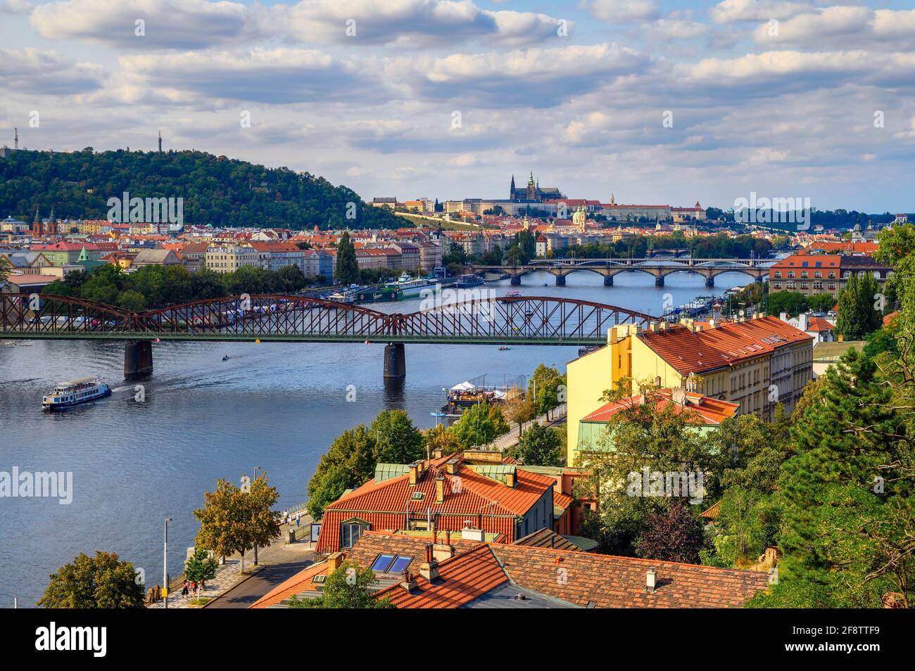 Castillo de Praga y el río Vltava visto desde el Alto Castillo Foto de stock