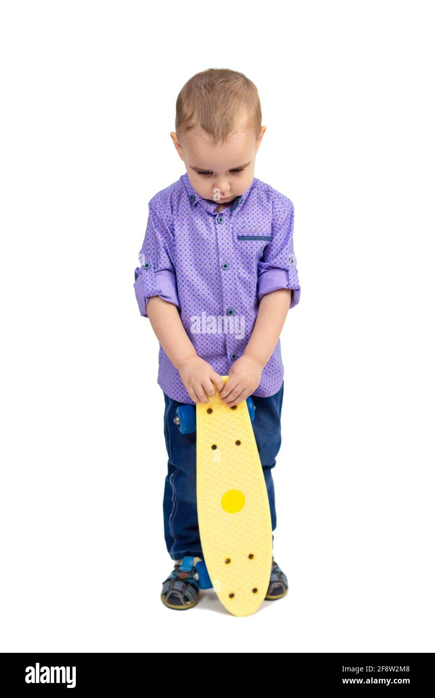 Niño castigado por vandalismo, niño triste con skateboard. Foto de stock