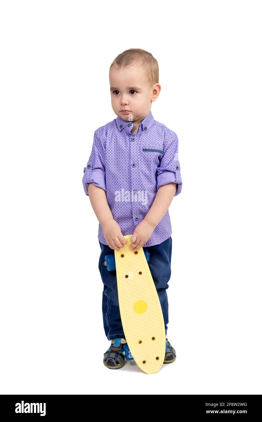 Niño castigado por el vandalismo niño triste con skateboard. Foto de stock