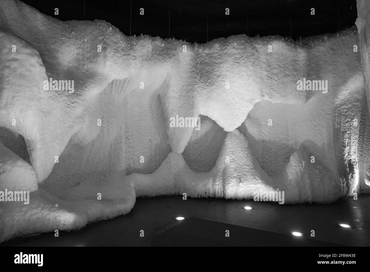 Una fabulosa cueva de hielo artificial, las paredes están cubiertas de nieve e iluminadas. Hielo congelado y frío en el interior Foto de stock