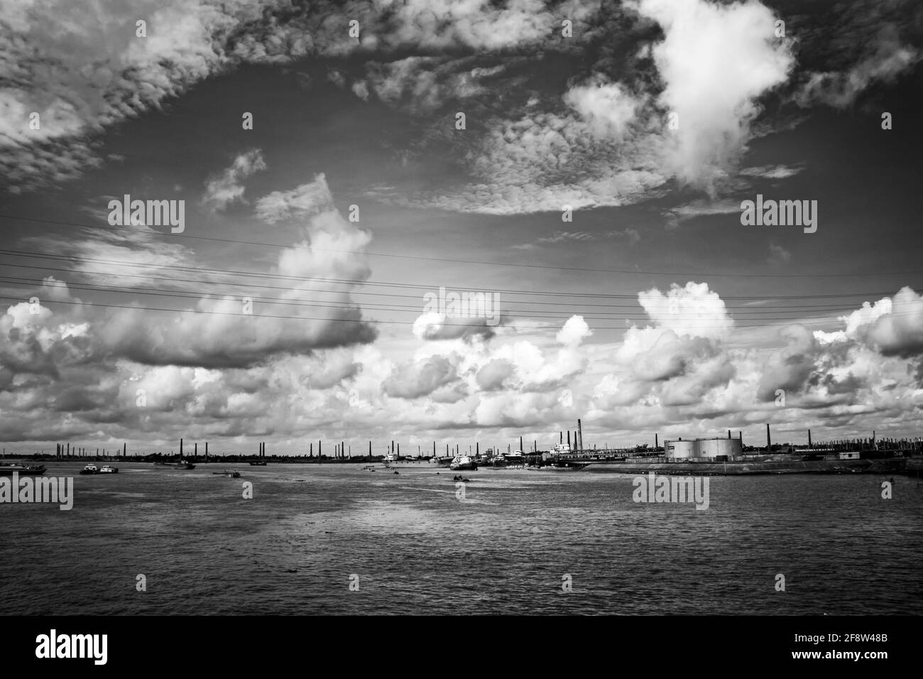 Blanco y negro Cielo nublado sobre la orilla del río Capturé esta imagen el 14 de septiembre de 2020 desde Bangladesh, Asia del Sur Foto de stock