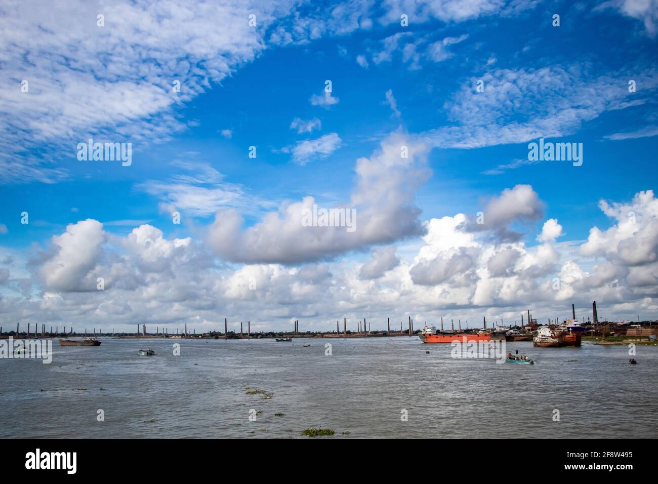 Hermoso cielo azul sobre la orilla del río Capturé esta imagen el 14 de septiembre de 2020 desde Bangladesh, Asia del Sur Foto de stock