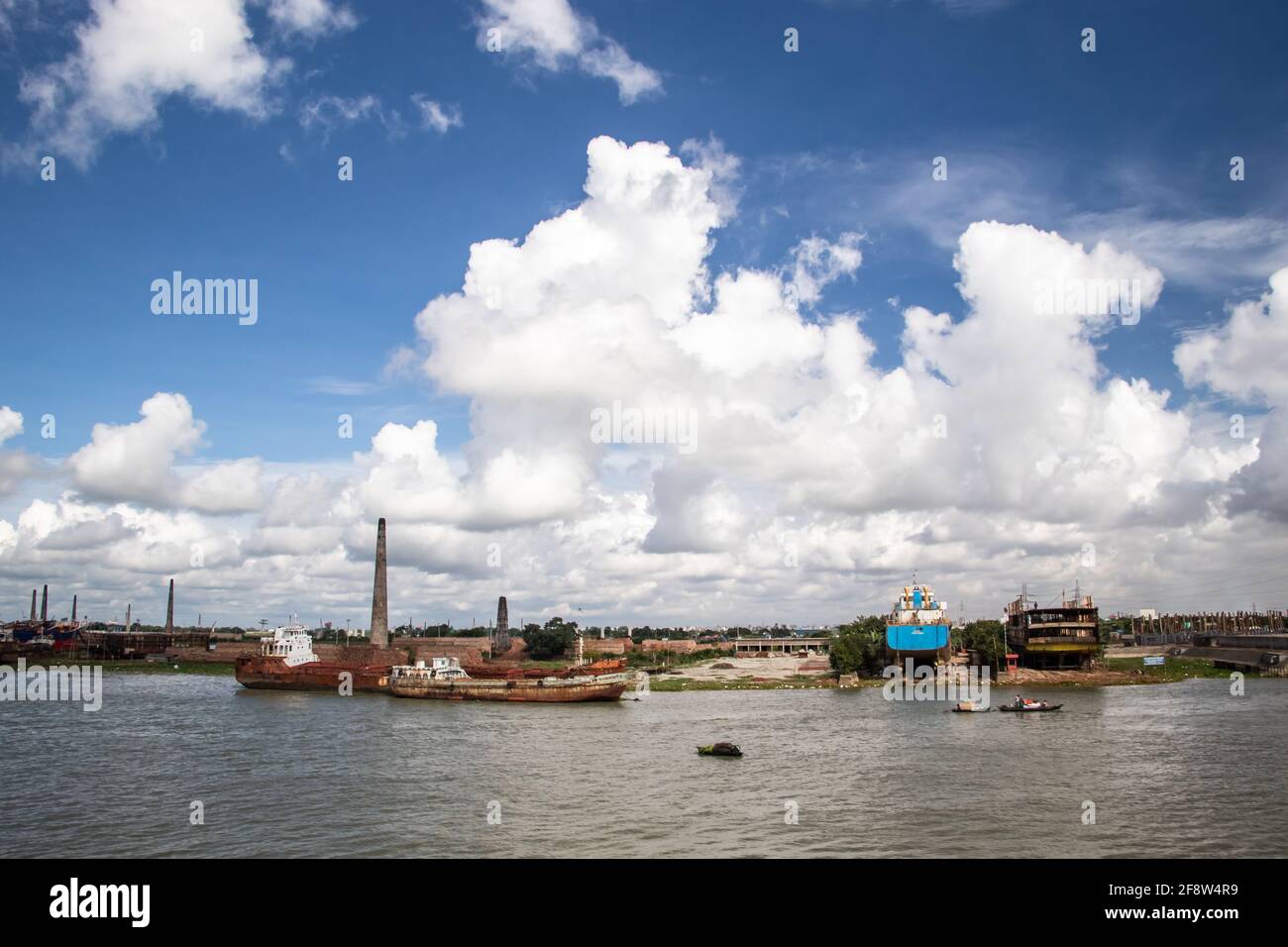 Hermoso cielo azul sobre la orilla del río Capturé esta imagen el 14 de septiembre de 2020 desde Bangladesh, Asia del Sur Foto de stock