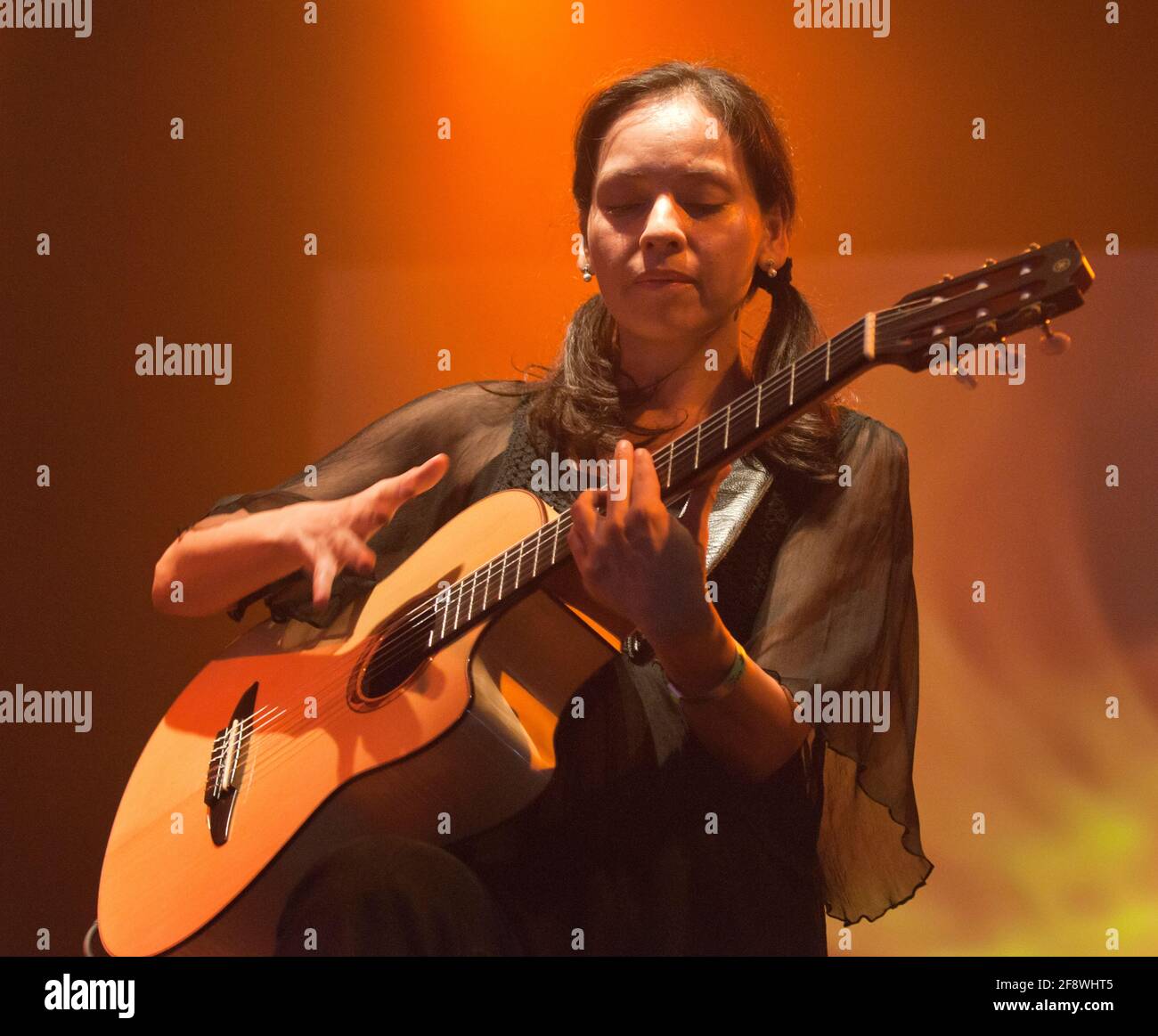 Gabriela quintero guitarra fotografías e imágenes de alta resolución - Alamy