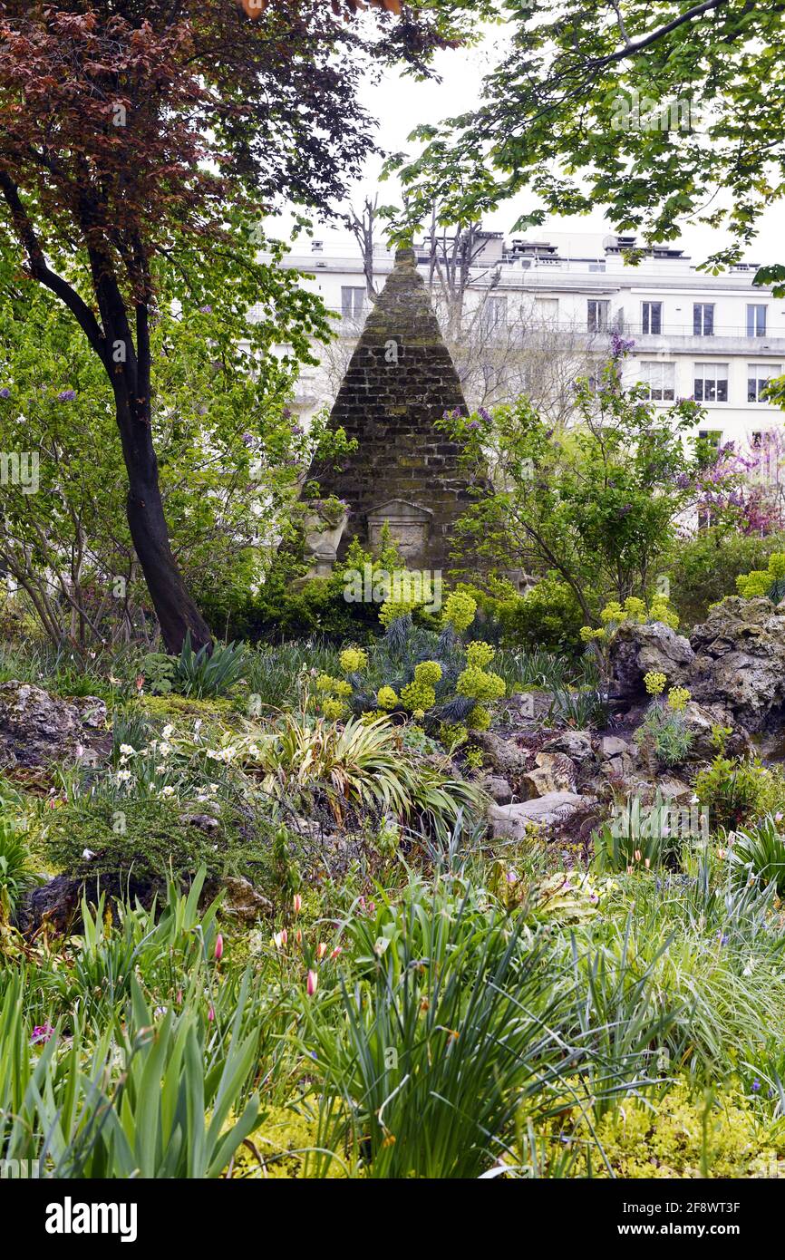 La Pirámide del Parque Monceau - París - Francia Foto de stock