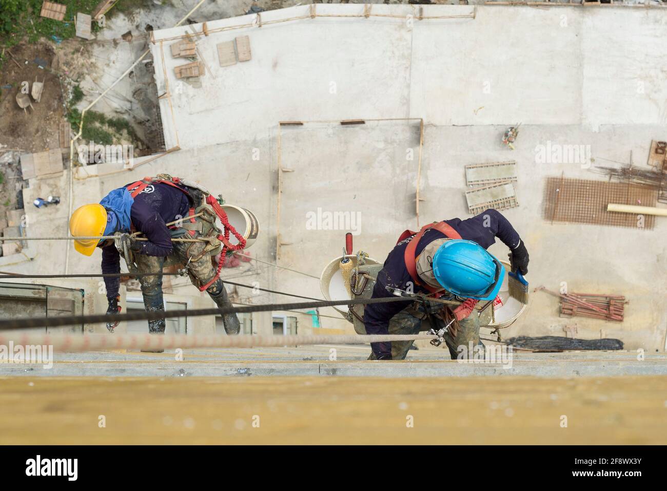 Trabajo en equipo de altura. Dispositivo de protección contra caídas para  trabajadores con ganchos dobles para arnés de seguridad corporal con  enfoque selectivo. Trabajador como fondo Fotografía de stock - Alamy