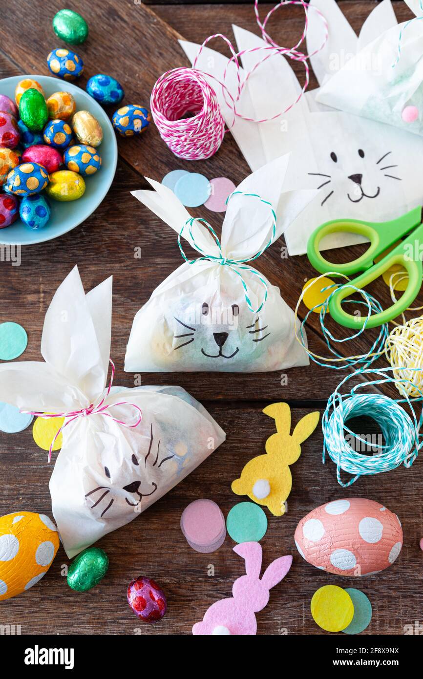 Pequeñas bolsas de regalo para Pascua Fotografía de stock - Alamy