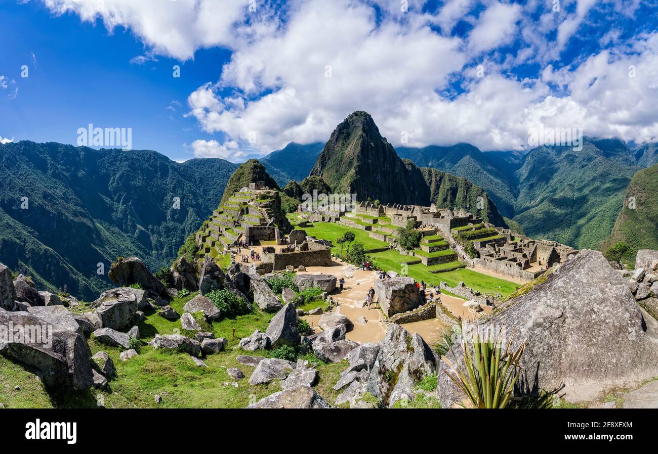 Ciudadela en las montañas, Machu Pichu, Huayna Picchu, Perú Foto de stock