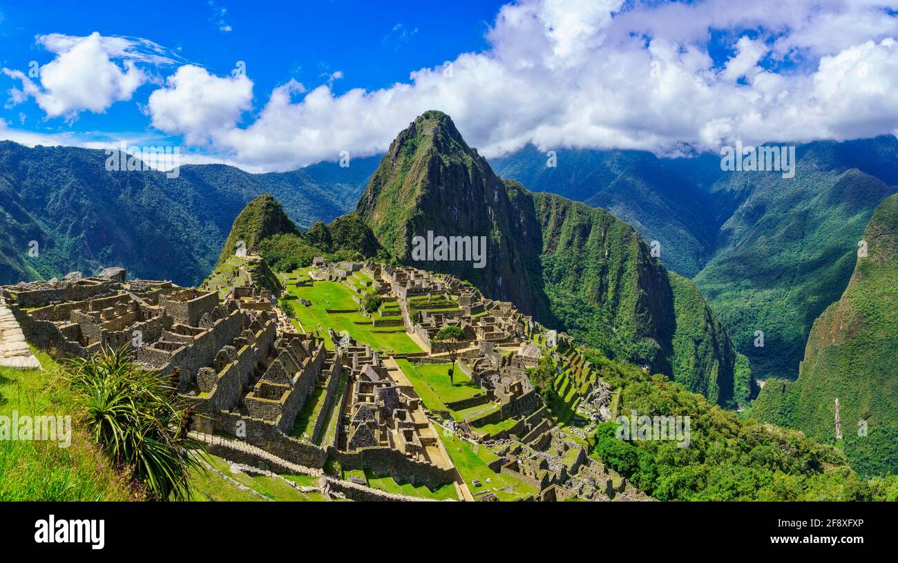 Ciudadela en las montañas, Machu Pichu, Huayna Picchu, Perú Foto de stock