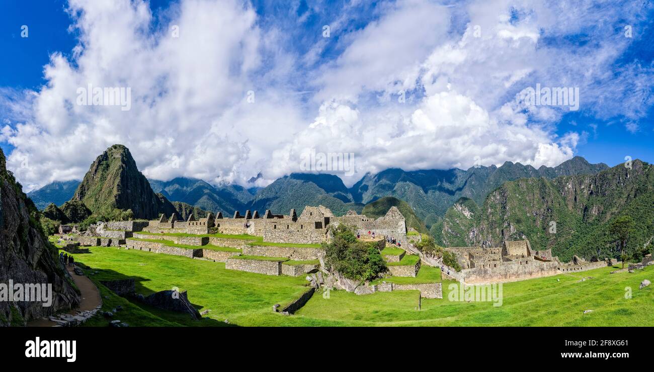 Ciudadela en las montañas, Machu Pichu, Huayna Picchu, Perú Foto de stock