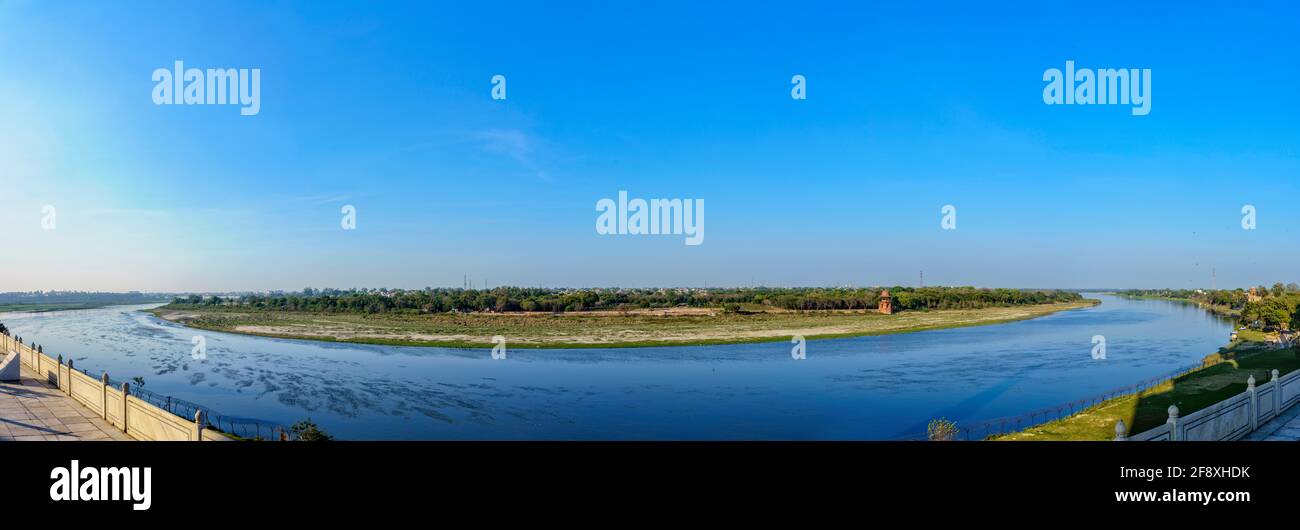 Río y cielo despejado sobre el horizonte, río Yamuna, Taj Mahal, Agra, India Foto de stock