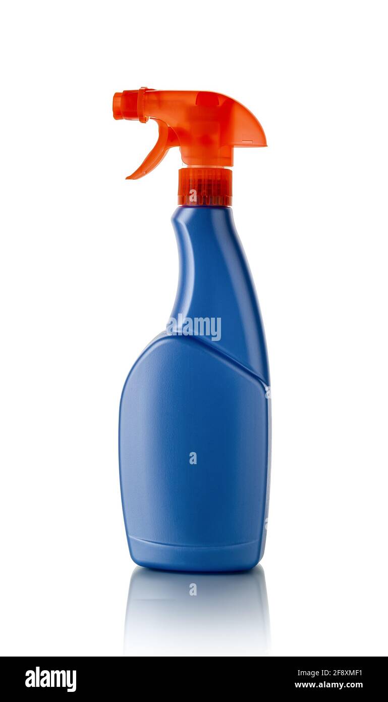 Frasco pulverizador de plástico azul con mango naranja para productos  químicos domésticos aislados sobre fondo blanco. Recipiente sin etiquetar  de eliminación de depósitos de cal y óxido Fotografía de stock - Alamy