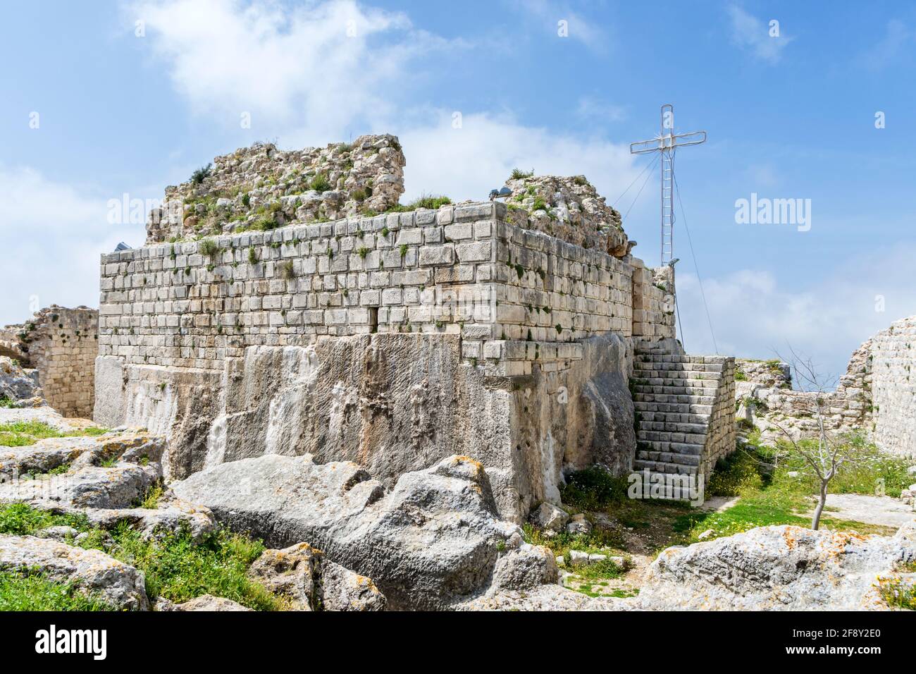 Torre principal en la ciudadela de Smar Jbeil, antiguo castillo de los cruzados en la ruina, Líbano Foto de stock