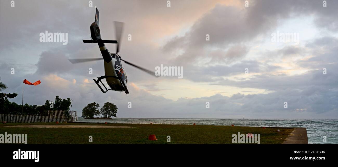 Vista en ángulo bajo del helicóptero en vuelo, Seychelles Foto de stock