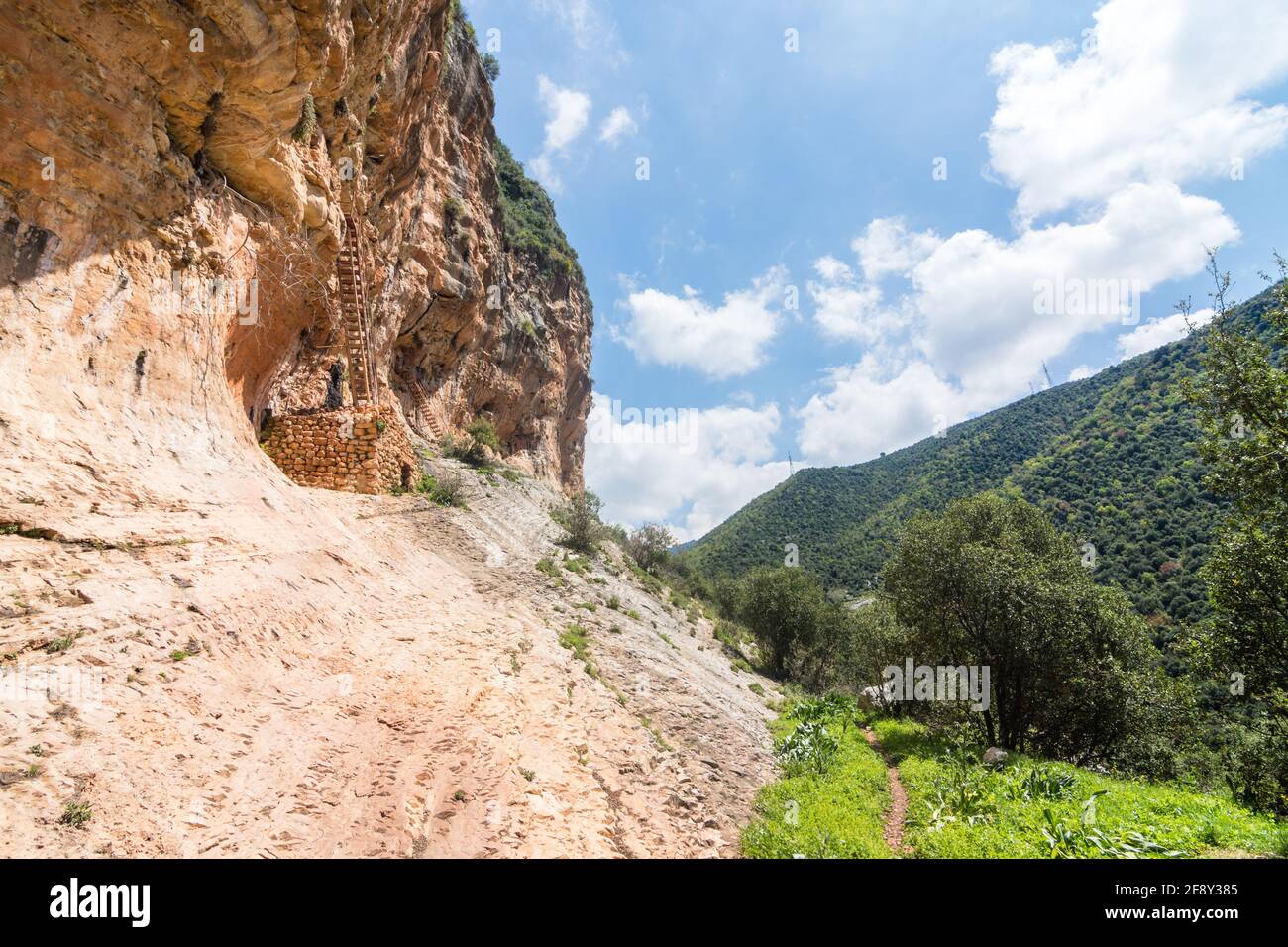 Iglesia cueva de Mar Semaan en Abeidat, Líbano Foto de stock