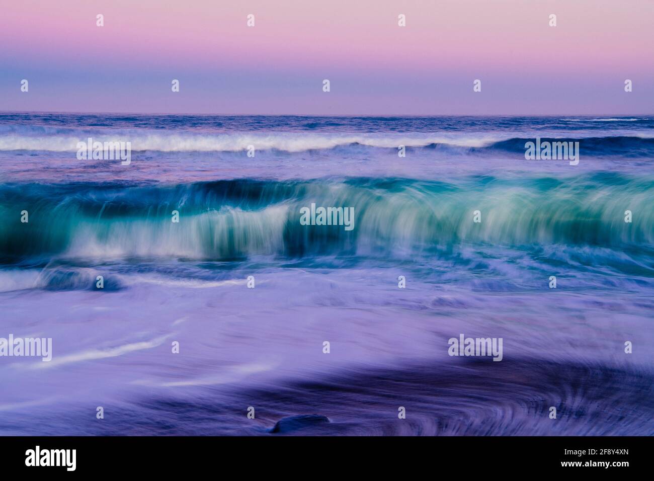 Exposición prolongada de olas rompiendo en la playa, Fort Bragg, California, Estados Unidos Foto de stock