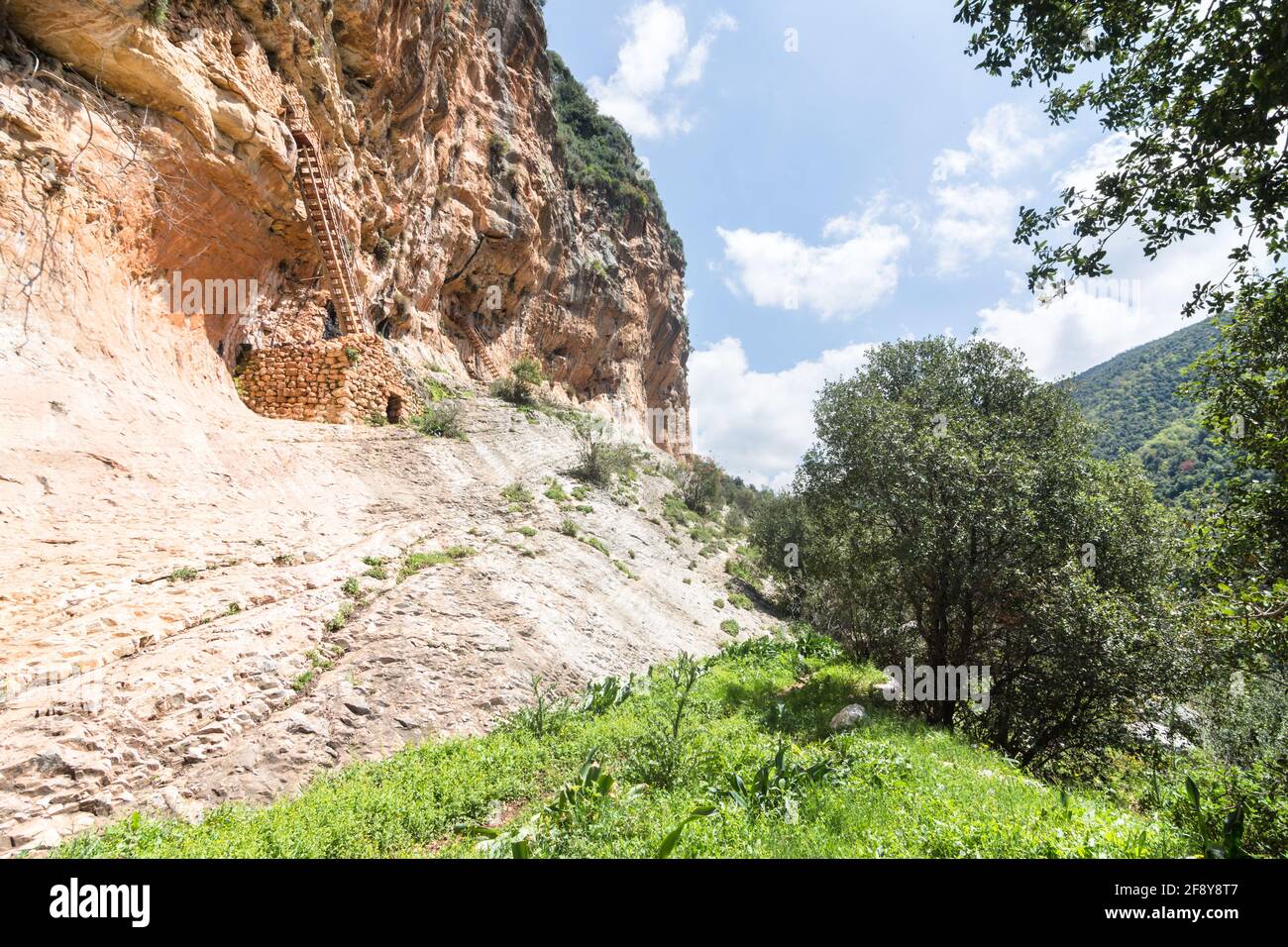 Iglesia cueva de Mar Semaan en Abeidat, Líbano Foto de stock