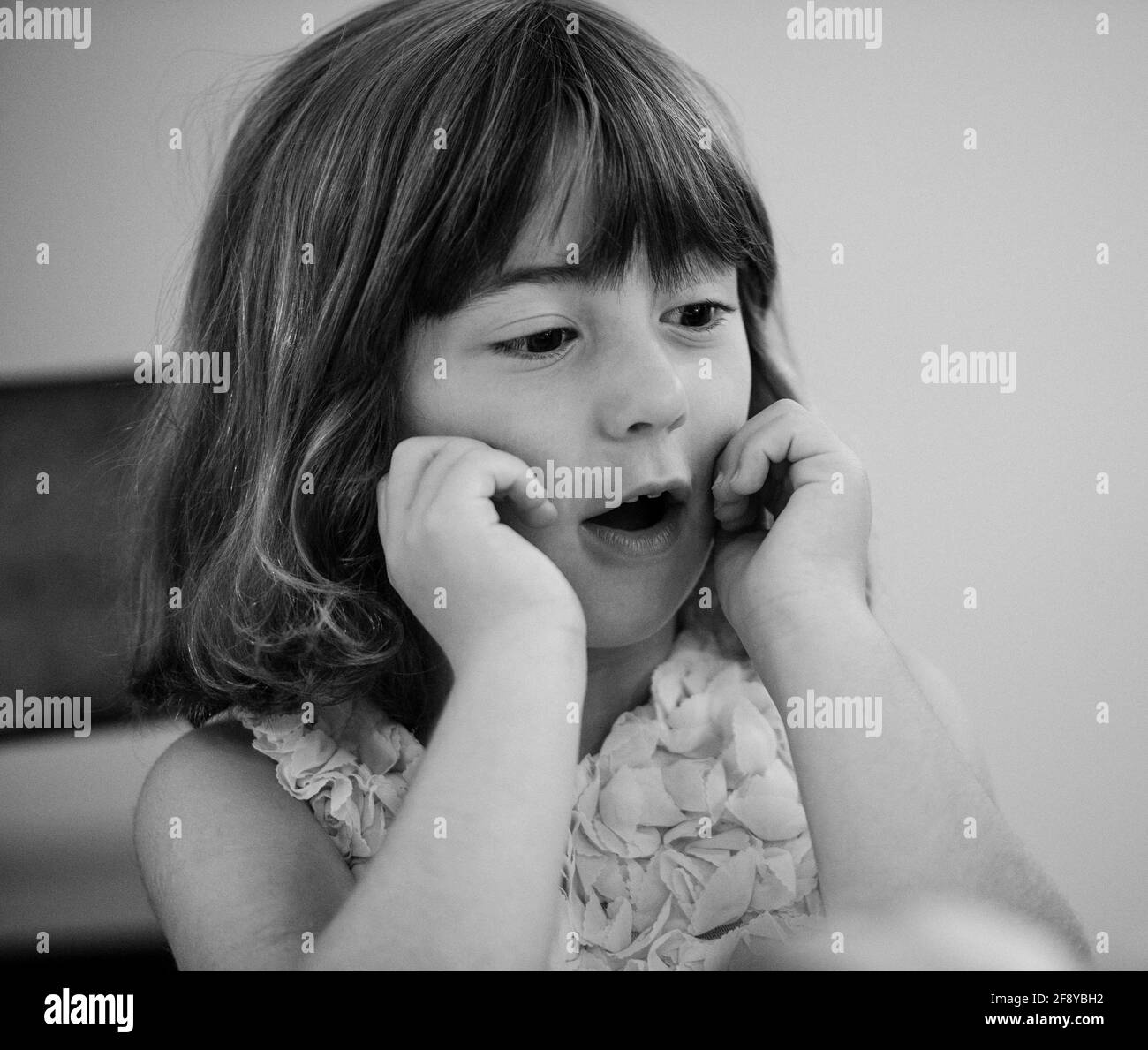 Retrato de niña en blanco y negro Foto de stock
