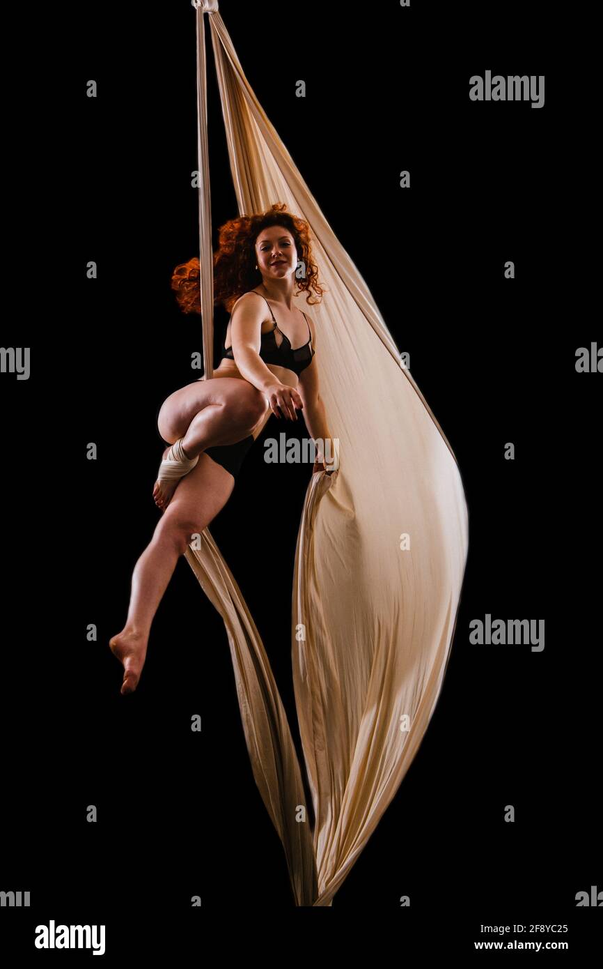 Mujer bailando con gracia como aeralista Foto de stock