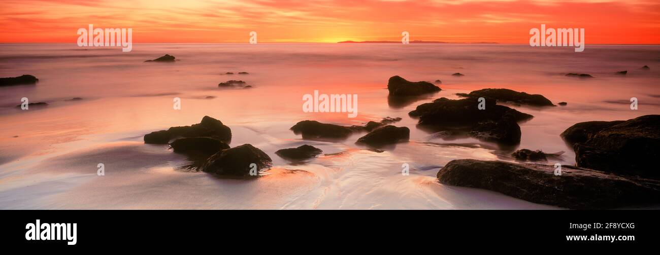 Puesta de sol sobre el mar, Woods Cove, Laguna Beach, California, Estados Unidos Foto de stock