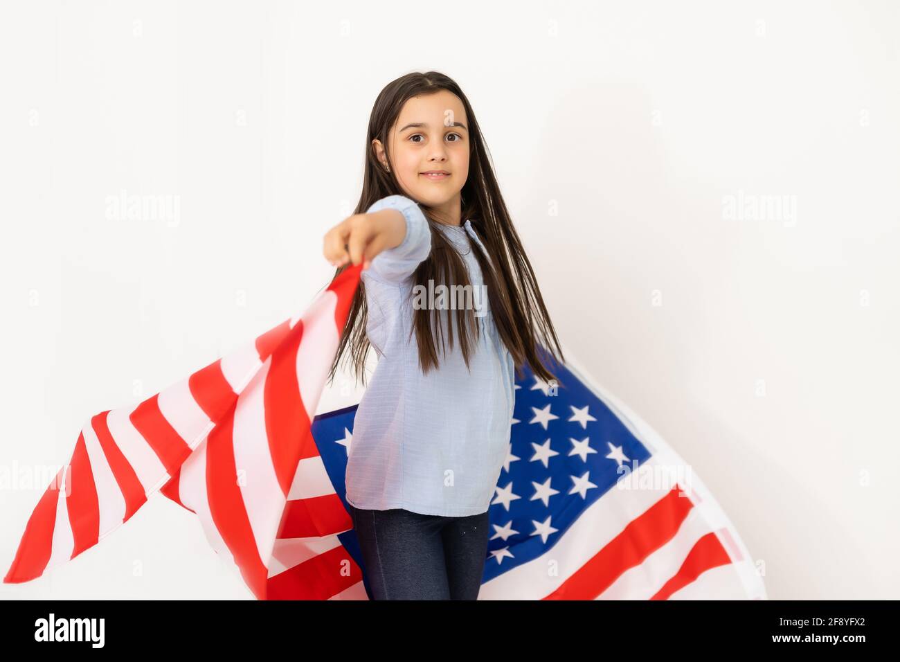 Aprender Inglés Idioma Online Concepto de Educación, niña y bandera  americana Fotografía de stock - Alamy