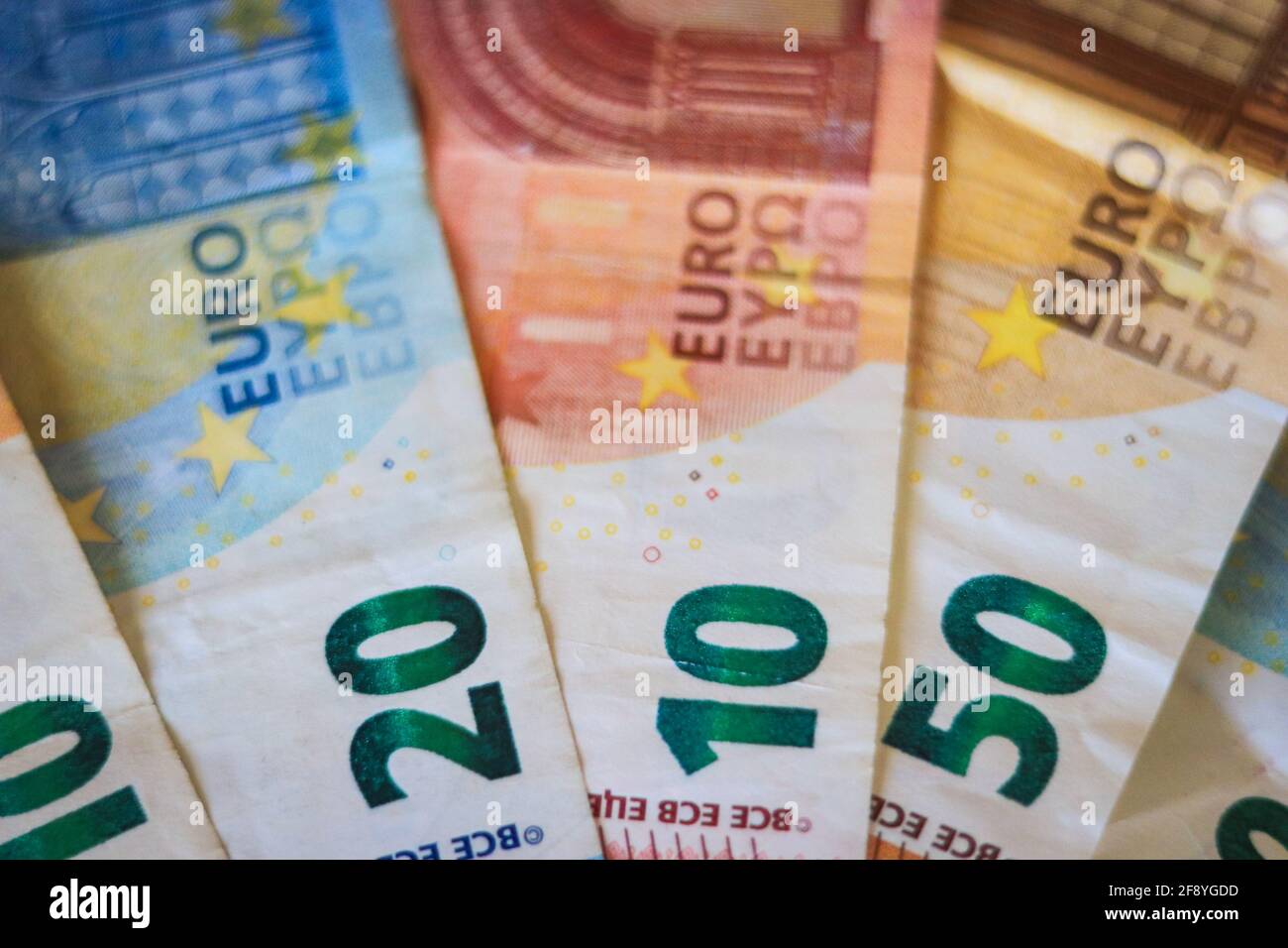 Billetes de banco en euros. Tabla cubierta con billetes de banco. Foto de stock