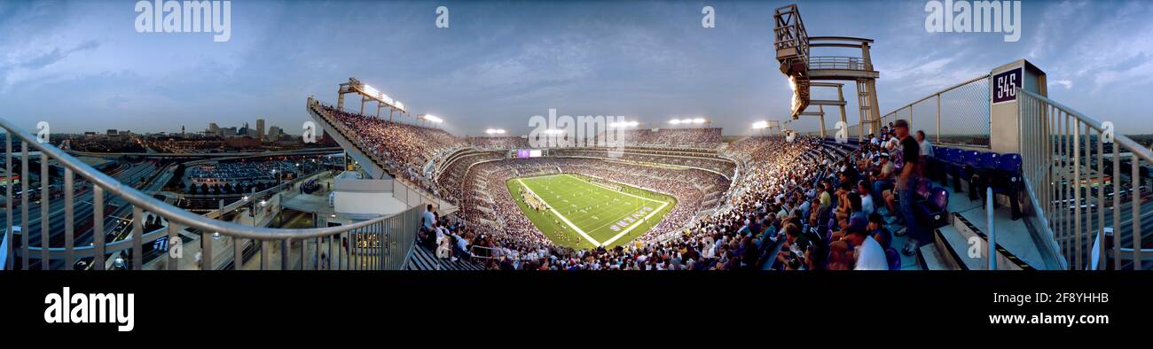 Vista de 360 grados del estadio MT Bank con multitud de aficionados al fútbol, Baltimore, Maryland, Estados Unidos Foto de stock