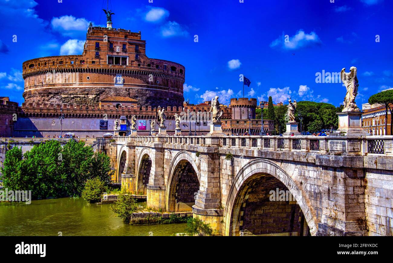 Castel Sant Angelo y puente de arco con estatuas, Roma, Italia Foto de stock