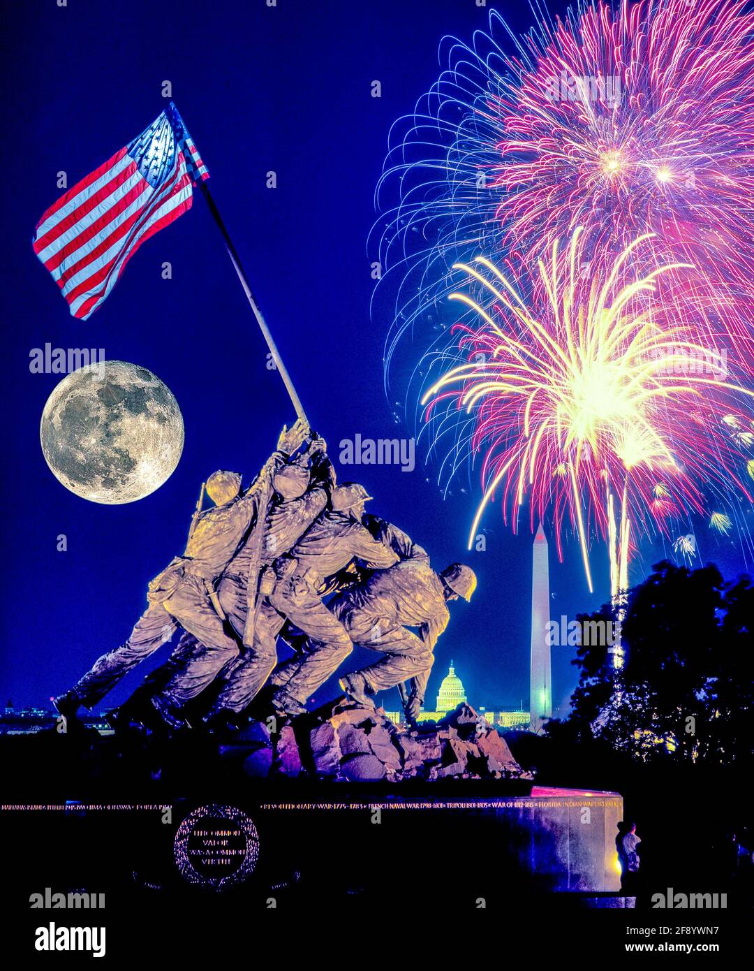El cuarto de julio fuegos artificiales sobre el Memorial de Guerra del Cuerpo de Infantería de Marina de EE.UU., Arlington, Virginia, EE.UU Foto de stock