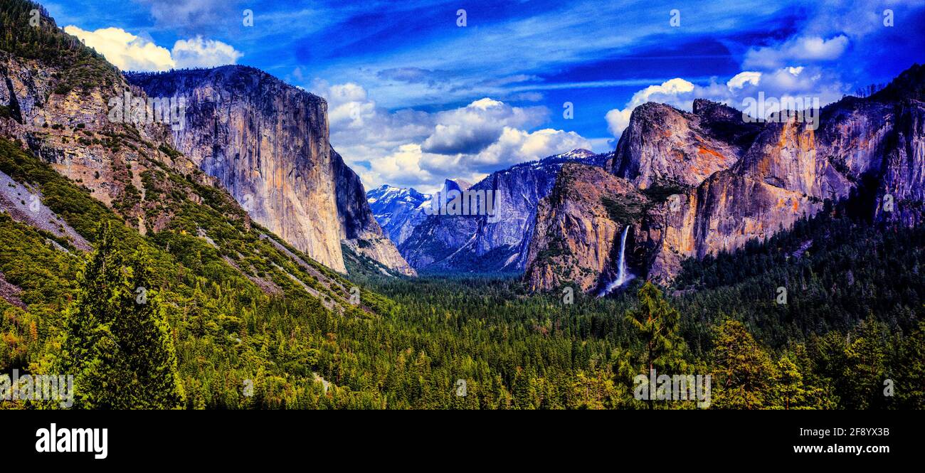Paisaje con vista al Valle Yosemite, Parque Nacional Yosemite, California, Estados Unidos Foto de stock