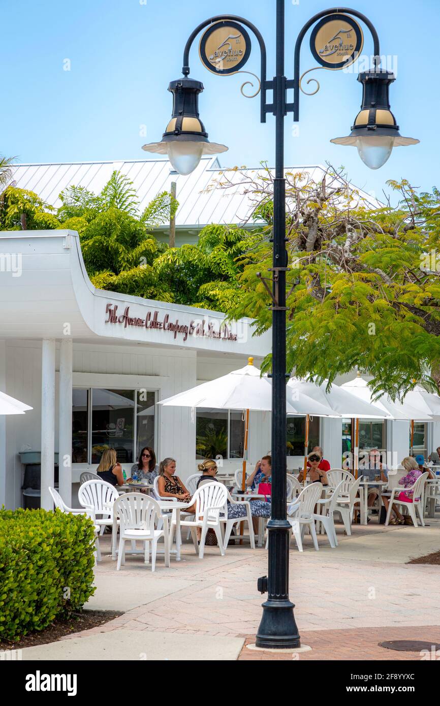 Asientos al aire libre en 5th Avenue Coffee Company y 6th Street Diner a lo largo de 5th Ave, Naples, Florida, Estados Unidos Foto de stock