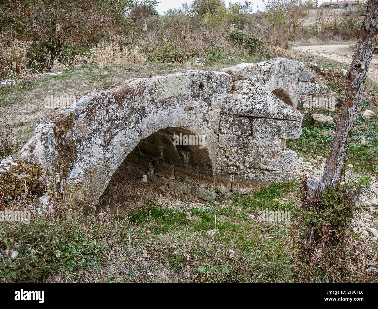 Puente medieval construido por San Juan de Ortega, Agés, España, 20 de octubre de 2009 Foto de stock