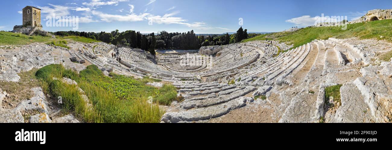 Antiguo anfiteatro griego en ruinas, Siracusa, Sicilia, Italia Foto de stock