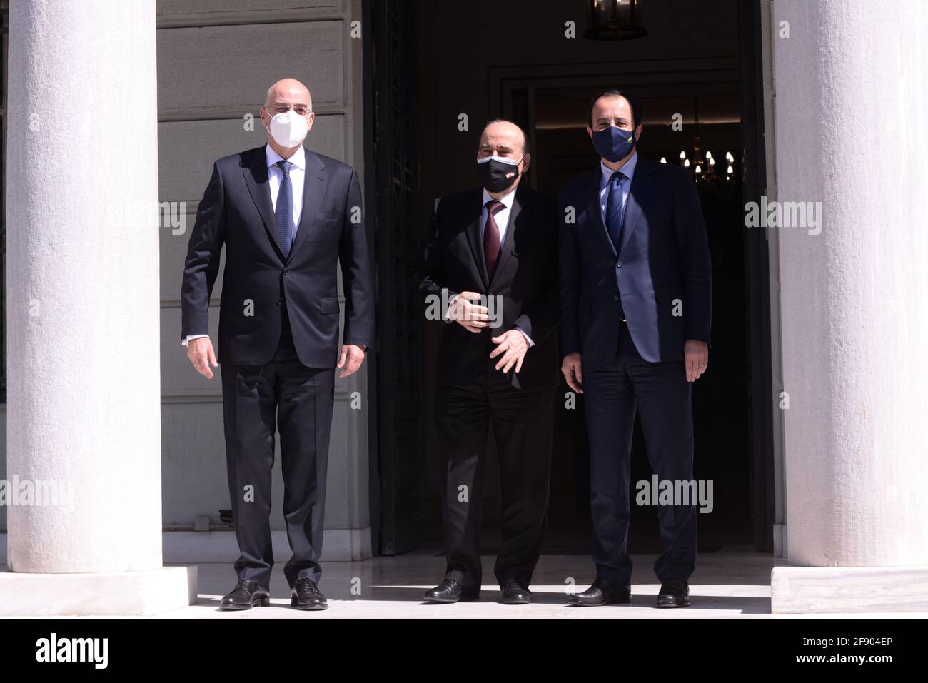 Atenas, Grecia. Abril de 15 2021: Ministro griego de Relaciones Exteriores  Nikos Dendias (izquierda), Ministro libanés de Relaciones Exteriores  Charbel Wehbé (centro) y Nikos Christodoulides, Ministro de Relaciones  Exteriores de Chipre (derecha).
