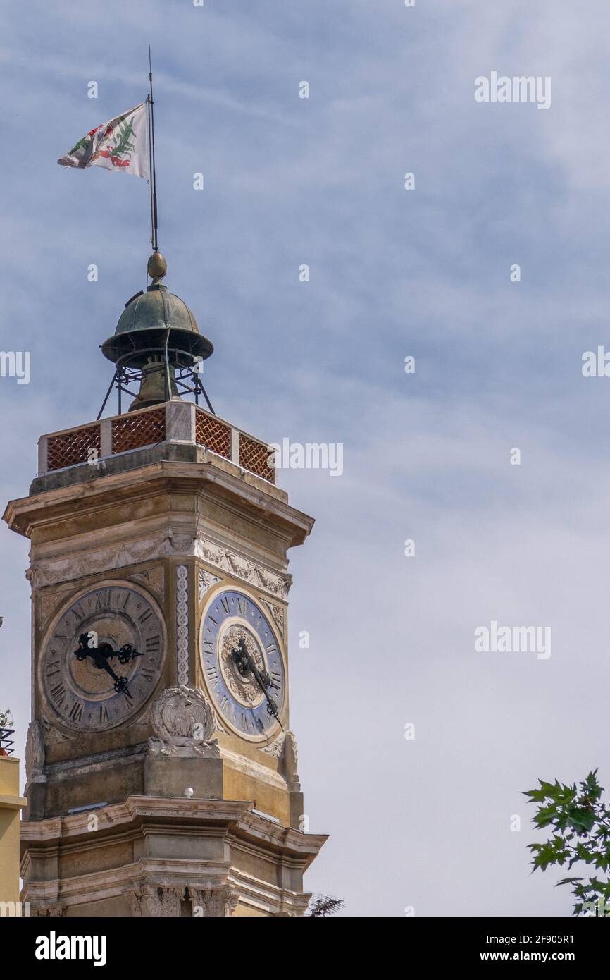 Torre del reloj en la ciudad francesa de Niza Foto de stock