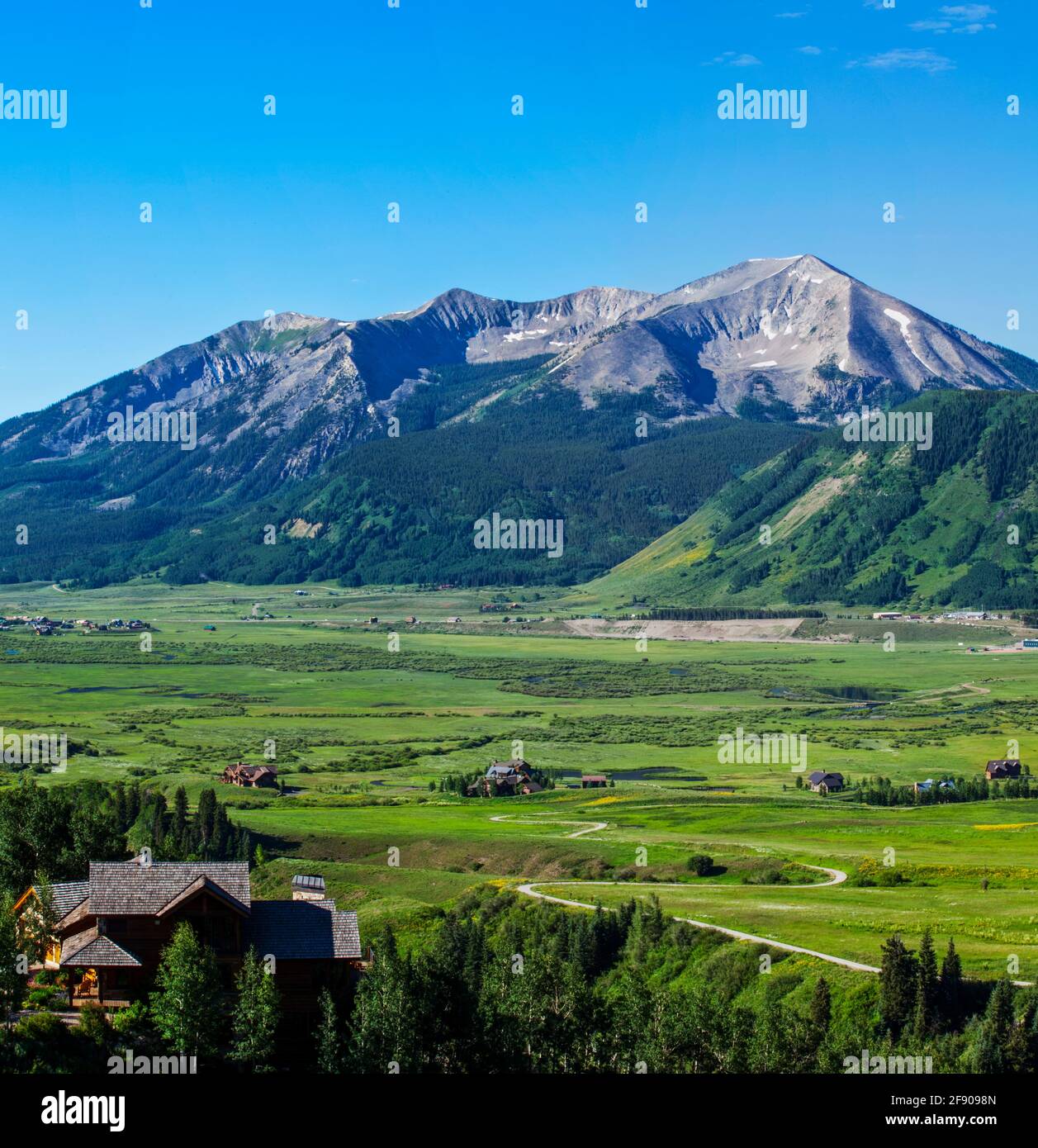 Montaña y valle, Crested Butte, Colorado, Estados Unidos Foto de stock