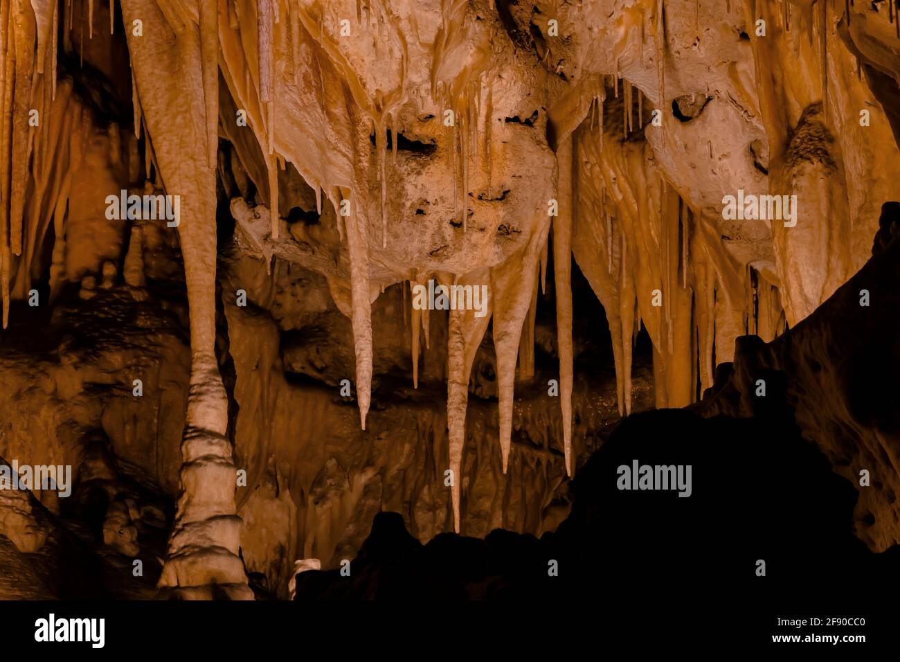 Formaciones de Magniflcent a lo largo de Big Room Trail en el subsuelo profundo en el Parque Nacional de las Cavernas Carlsbad, Nuevo México, Estados Unidos Foto de stock