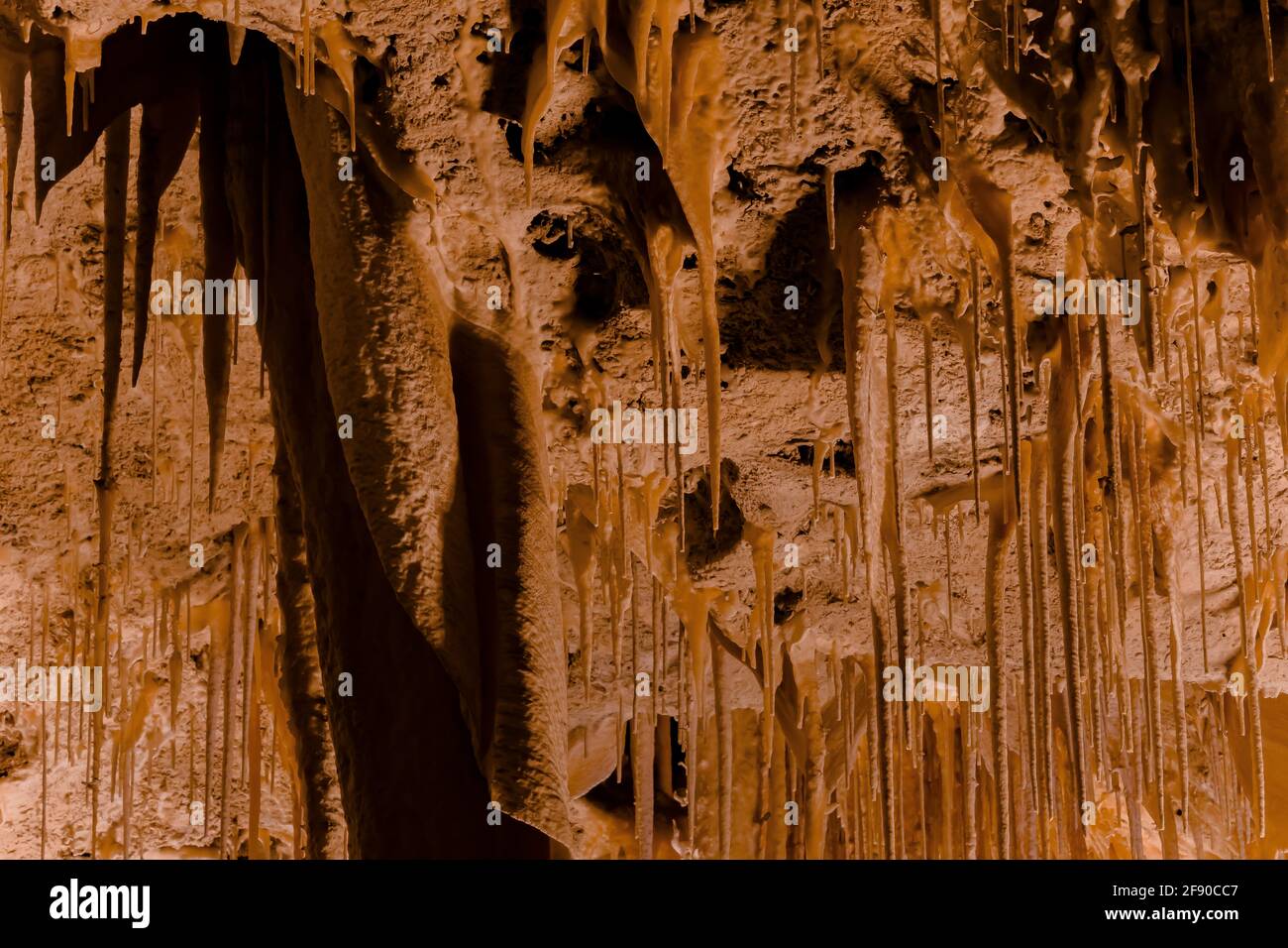 Formaciones de Magniflcent a lo largo de Big Room Trail en el subsuelo profundo en el Parque Nacional de las Cavernas Carlsbad, Nuevo México, Estados Unidos Foto de stock