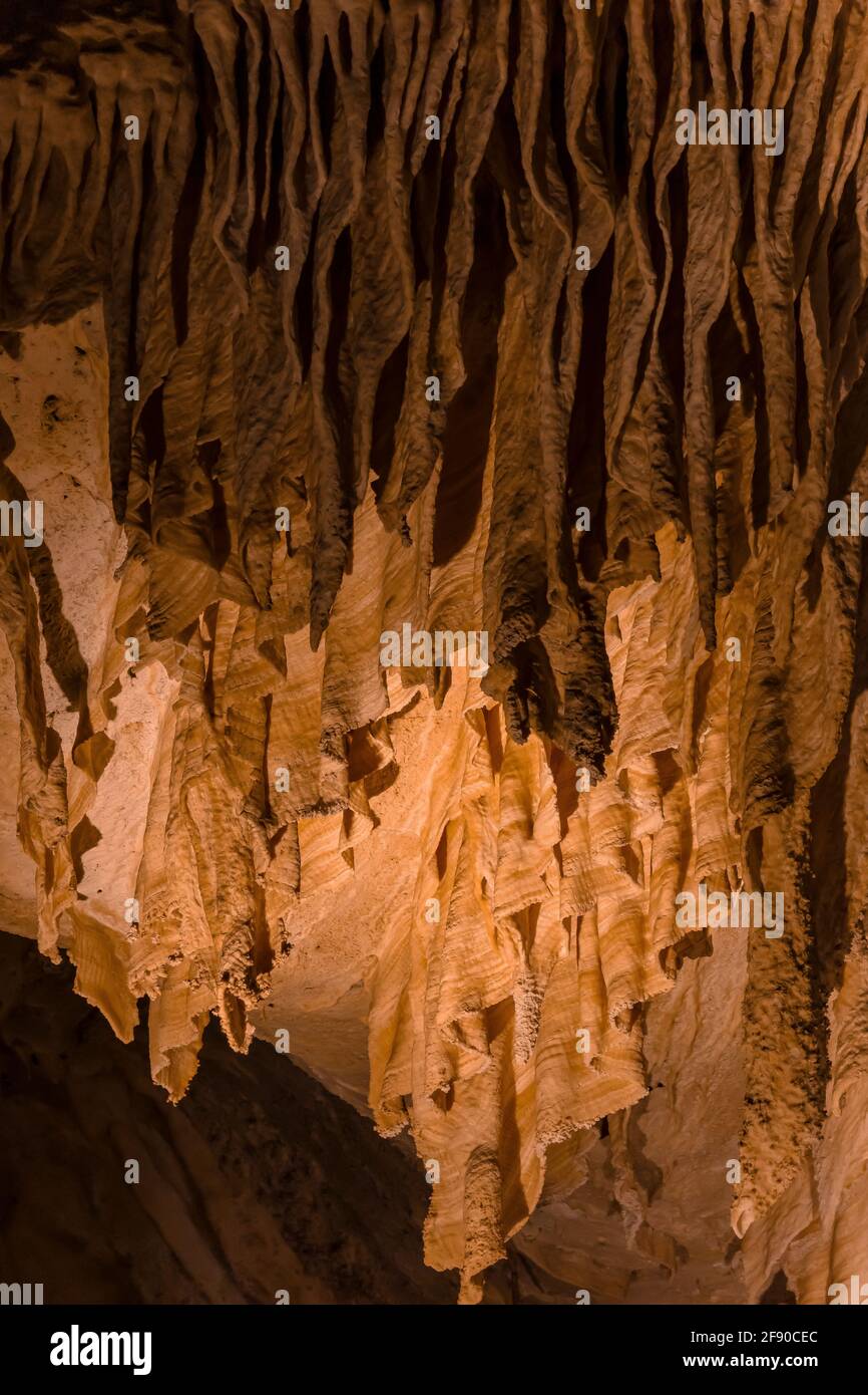 Formaciones de cortinas a lo largo de Big Room Trail en el subsuelo profundo en Carlsbad Caverns National Park, Nuevo México, Estados Unidos Foto de stock