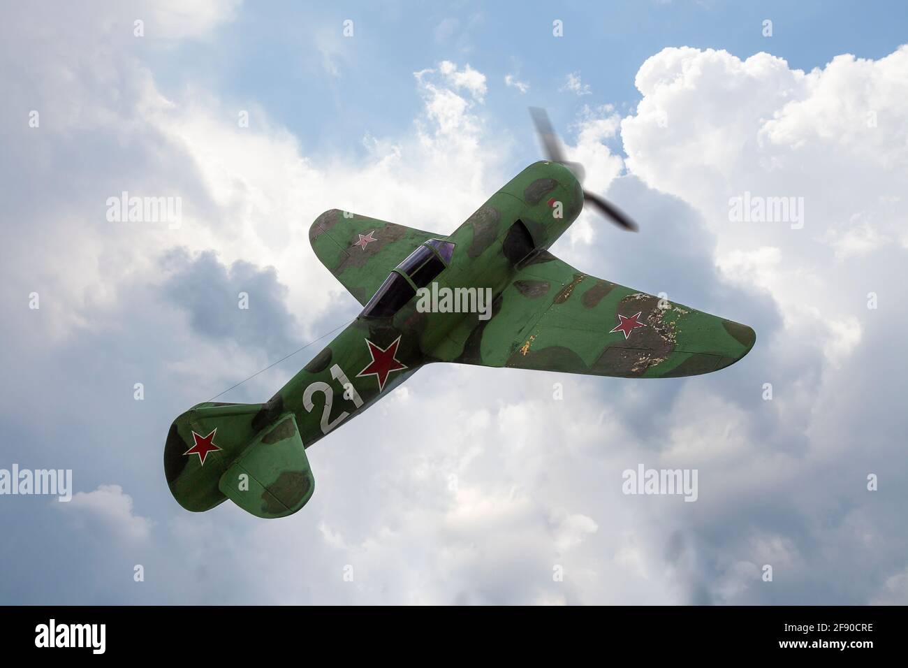 Aviones militares soviéticos de LA Segunda Guerra Mundial LA-7 en el cielo  Fotografía de stock - Alamy