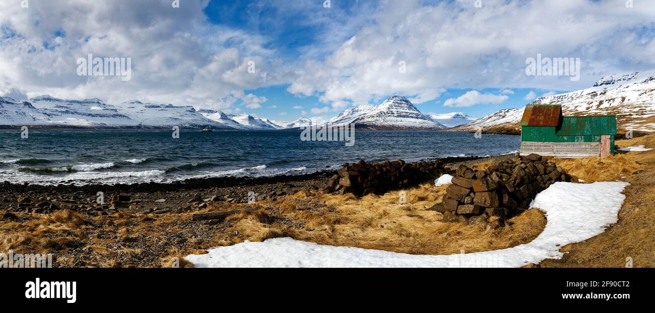 Paisaje árido marrón con costa y colinas, Islandia Foto de stock