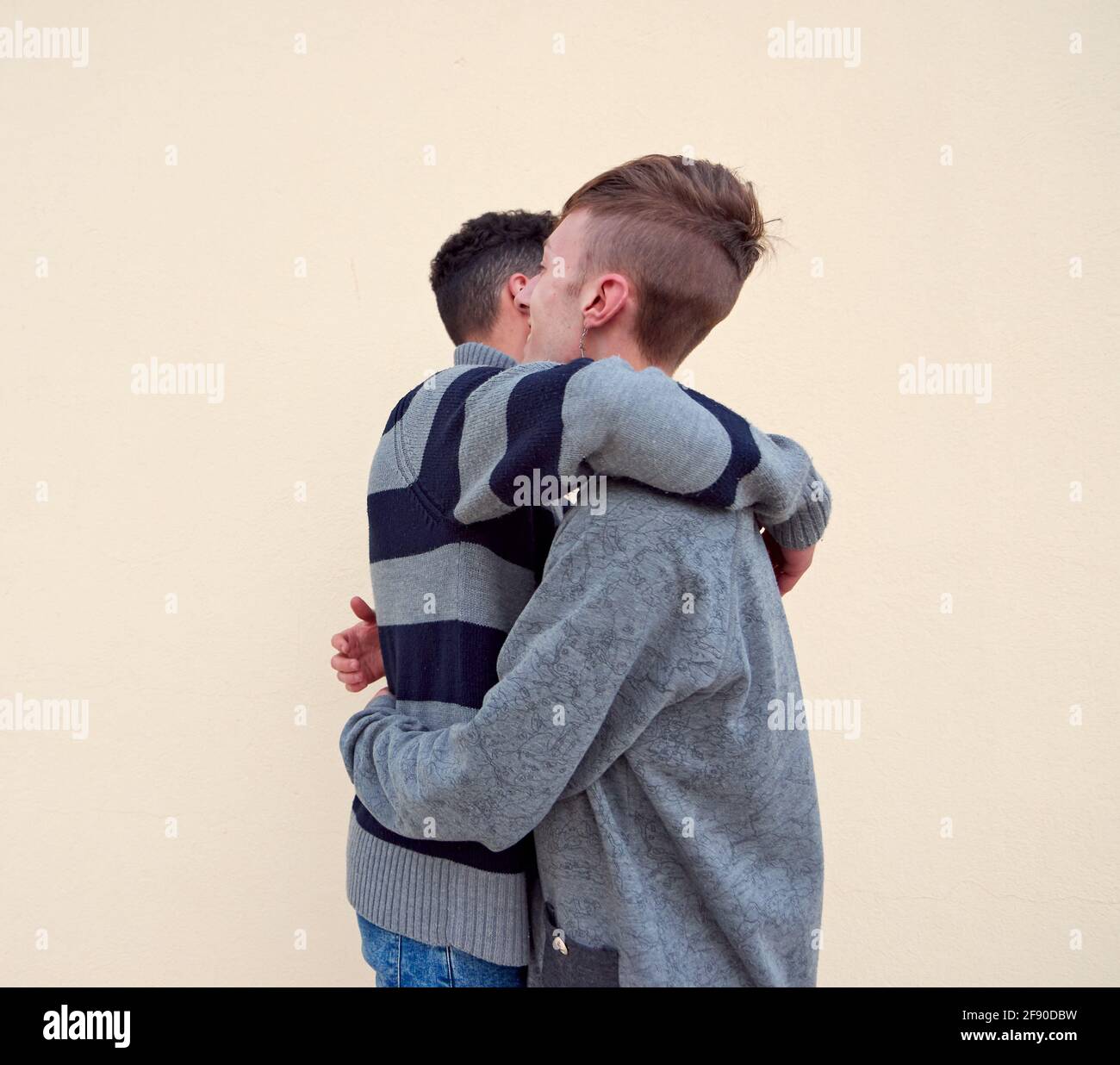 Joven pareja gay interracial abrazando aislado sobre un fondo beige Fotografía de stock - Alamy Joven pareja gay interracial abrazando aislado sobre un fondo beige Fotografía de stock - Alamy