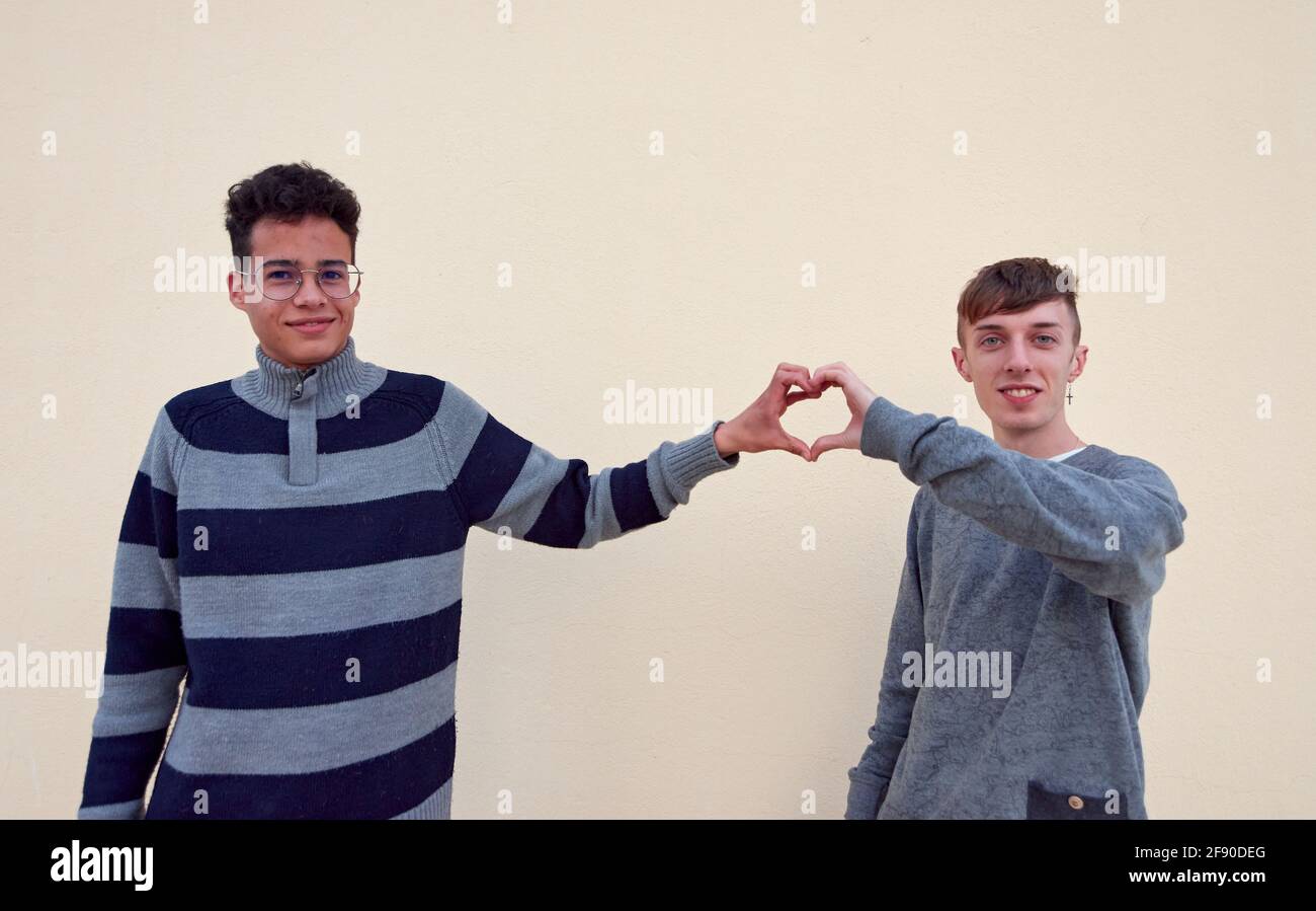 Joven pareja gay interracial que forma un corazón con sus manos aislado sobre fondo beige Fotografía de stock - Alamy Joven pareja gay interracial que forma un corazón con sus manos aislado sobre fondo beige Fotografía de stock - Alamy