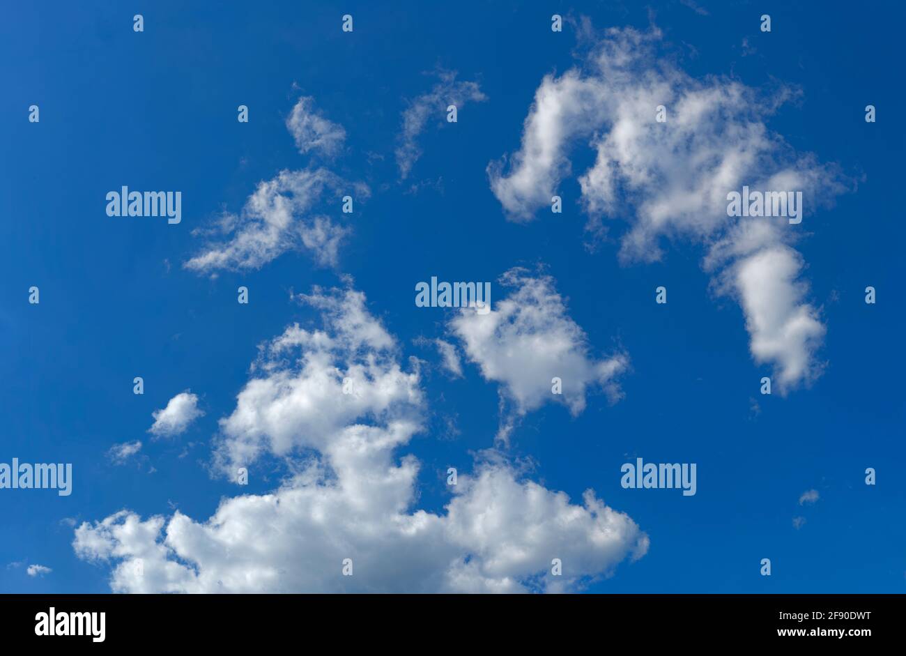 Vista del cielo azul y las nubes blancas Foto de stock
