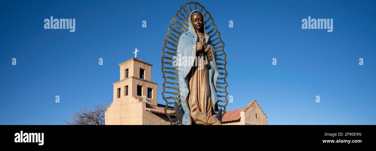 Estatua de Nuestra Señora de Guadalupe, Iglesia de Nuestra Señora de Guadalupe, Santa Fe, Nuevo México, Estados Unidos Foto de stock