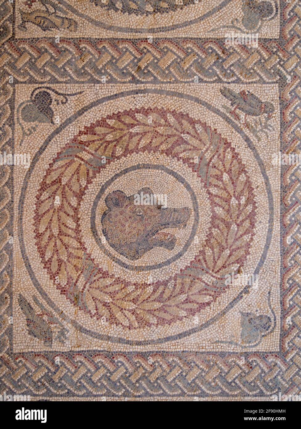 Figura de oso en mosaico del Peristyle, Villa Romana del Casale Foto de stock