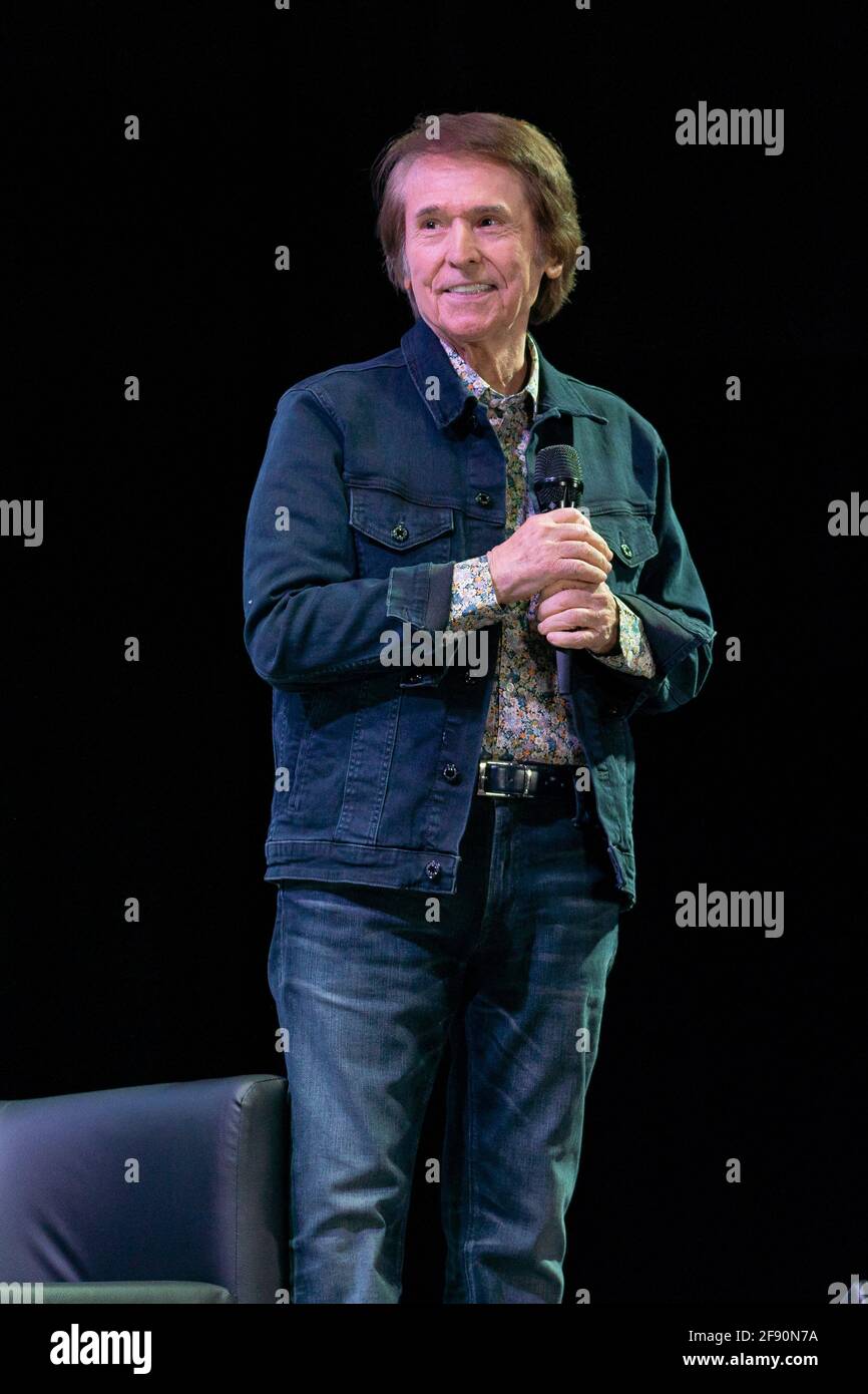 El cantante español Miguel Rafael Martos aka Raphael actúa en directo en el escenario durante una reunión con sus fans mientras celebra 60 años de carrera en Matadero en Madrid. Foto de stock