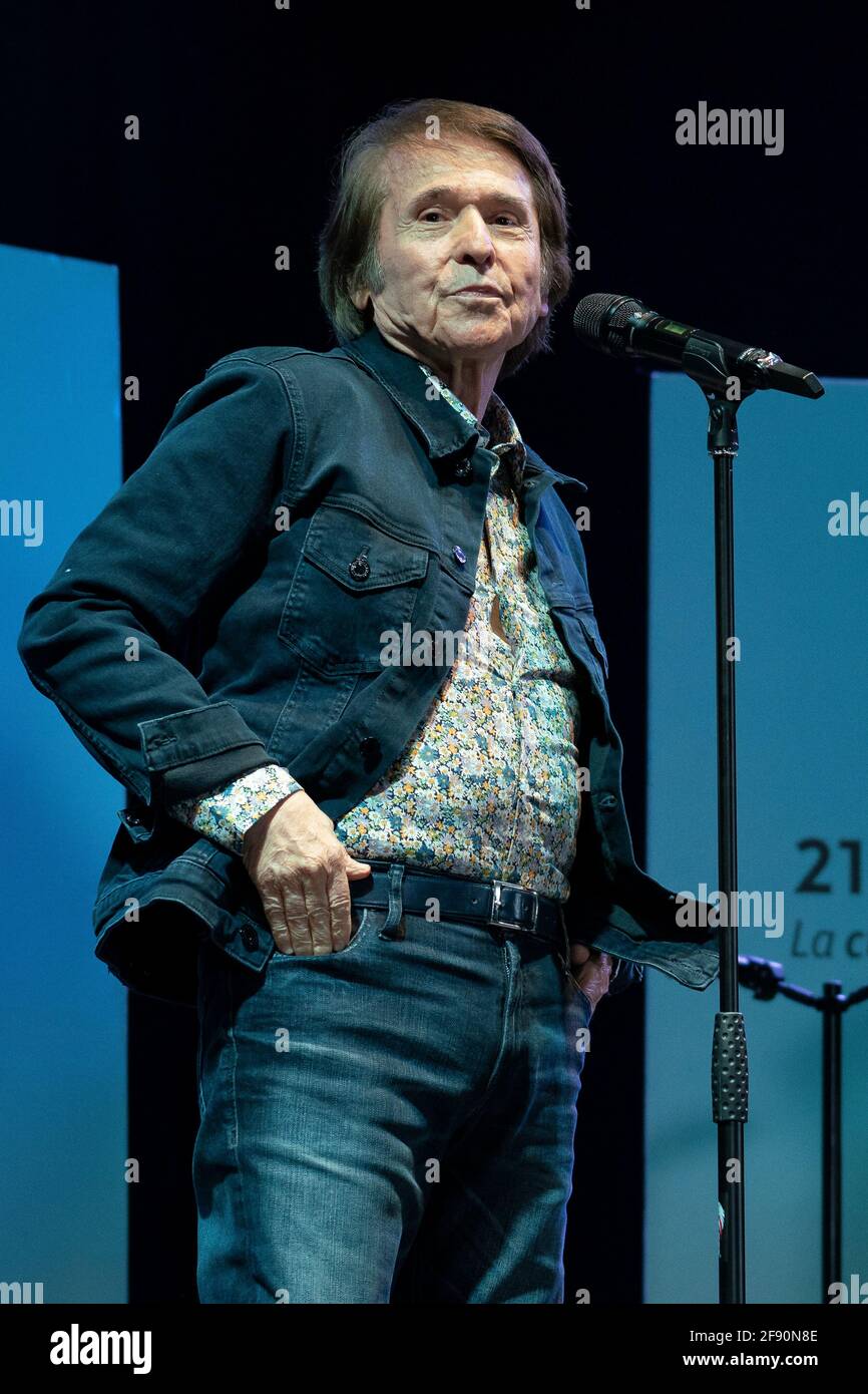 El cantante español Miguel Rafael Martos aka Raphael actúa en directo en el escenario durante una reunión con sus fans mientras celebra 60 años de carrera en Matadero en Madrid. Foto de stock