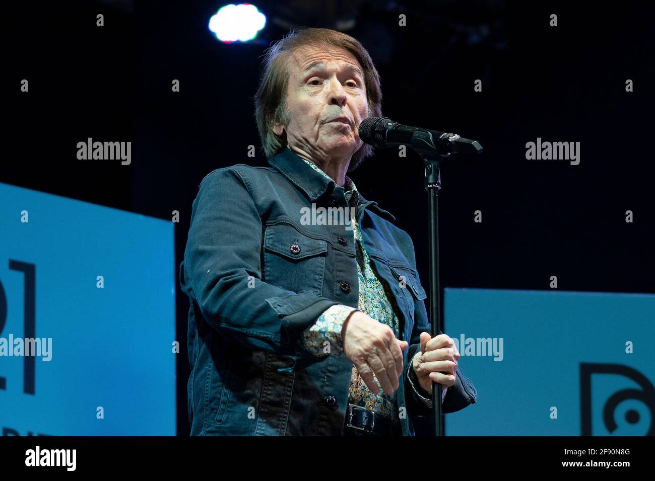 El cantante español Miguel Rafael Martos aka Raphael actúa en directo en el escenario durante una reunión con sus fans mientras celebra 60 años de carrera en Matadero en Madrid. Foto de stock